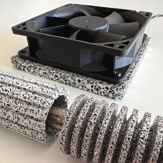 Bild 3: Kühlkörper und Wärmeübertrager aus offenporigem Aluminium-Kokillenguss werden laut Hersteller ohne kundenspezifisches Werkzeug gefertigt und sind ab dreistelligen Stückzahlen wirtschaftlich. Sie sind direkt in bestehende Systemarchitekturen einsetzbar.(Bild:  Automoteam)
