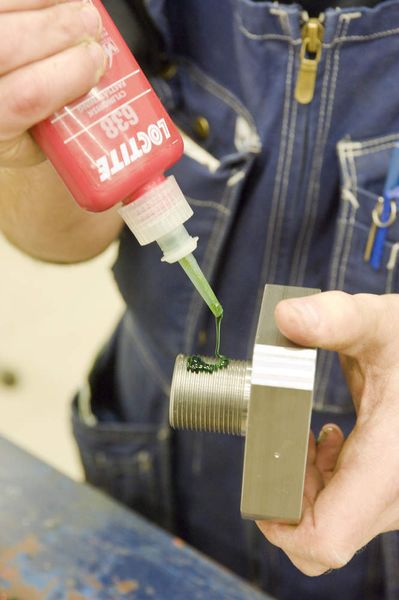 Die Gewinde der Hydraulikrohre für die Verstellung der einzelnen Blätter werden mit Loctite 638 befestigt. Sie müssen Drücken von über 70 bar standhalten, das ist das Zweifache der Kraft, die auf See auf die Blätter einwirkt. (Archiv: Vogel Business Media)