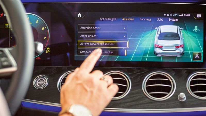 Immer mehr Fahrerassistenzsysteme sind Pflicht. Ob sie tatsächlich einwandfrei funktionieren, wird bislang nicht regelmäßig überprüft.(Bild:  ProMotor)