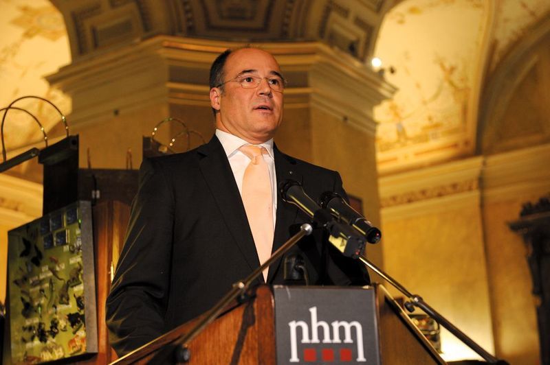 Jörg Hitpass, Leiter der Region Rhein-Main bei der Volks- wagen AG, überbrachte VW- und Audi-Händlerin Sabine  Fremerey die besten Glückwünsche. (Archiv: Vogel Business Media)