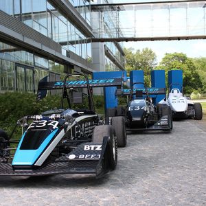 Die drei Fahrzeuggenerationen der Technischen Hochschule Ingolstadt: Der SRe12, der SRe13 und das neueste Exemplar der Schanzer Rennschmiede, der SRe14.