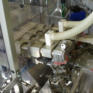 Nachgerüstetes Ultraschall-Siegelmodul der Telsonic AG. Mit kurzen Schweiß- und Haltezeiten und hoher Nahtfestigkeit sowie sehr niedrigen Ausschussquoten erreicht Sunray eine hohe Maschineneffizienz. 