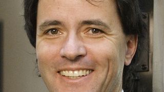 Dr.-Ing. Thomas Koepfer, Geschäftsführer der Jos. Koepfer & Söhne GmbH, freut sich über den MM Award für die Innovation seines Unternehmen im Bereich Wälzfräsen und Drehen. Bild: Emag (Archiv: Vogel Business Media)