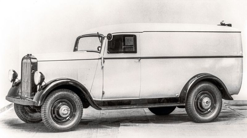 Ab 1934 umfasste die Modellpalette vier Grundversionen des Eintonner-Modells und 14 Ausführungen der größeren Zwei- bis Zweieinhalbtonner. (Bild: Opel Automobile)