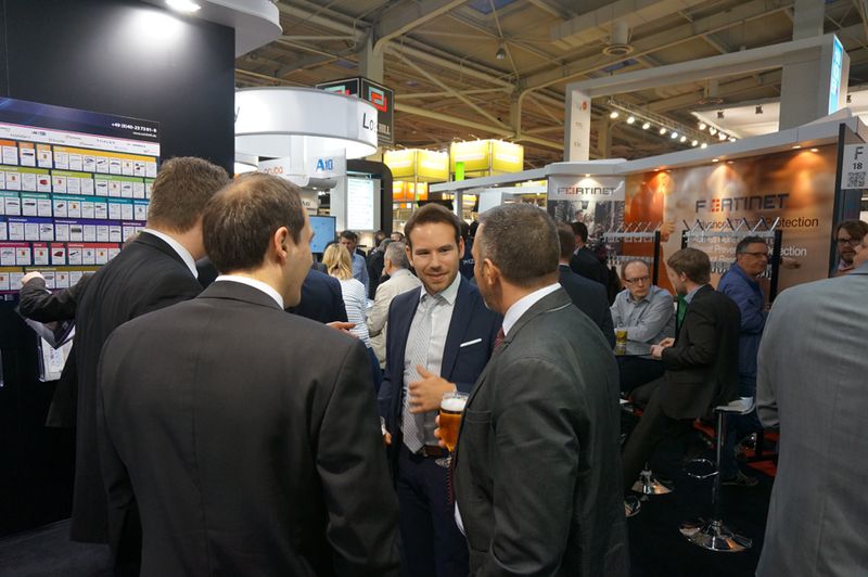 Jens-Philipp Jung, Link11, unterhält sich mit Partnern.  (Bild: Link11)