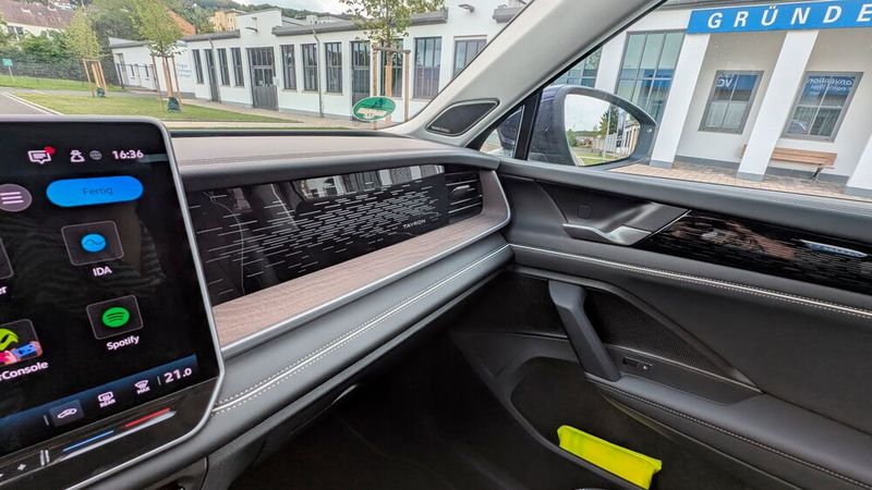 Die Materialien sind hochwertig, die Oberflächen fassen sich gut an. Hartplastik findet sich auch, aber vor allem im unteren Bereich. Der schwarze Klavierlack allerdings zieht Staub und Fingerabdrücke magisch an. Recht gelungen ist die Ambientebeleuchtung. (Bild: Mauritz – VCG)