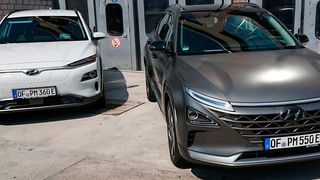 Hyundai hat mit dem Kona Elektro (li.) und dem Nexo jetzt zwei elektrisch angetriebene SUVs im Programm - allerdings mit unterschiedlichen Konzepten. (Wehner / kfz-betrieb)