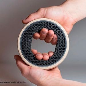 Gewinner in der Kategorie Design ist die Hochschule für Gestaltung Schwäbisch Gmünd. Sie hat mit außergewöhnlichen AM-Designs die Jury überzeugt und den Formnext Design Award gewonnen. Die Handtherapie-Produkte „Grabbit“, die von der Hochschule entwickelt wurden, sollen helfen, die Hände zu trainieren – zum Beispiel bei Krankheiten, Verletzungen oder altersbedingter Schwäche. TPU-Lattice-Strukturen und PA12 werden dabei mit Eschenholz kombiniert. (Bild:  Hochschule Schwäbisch Gmünd)