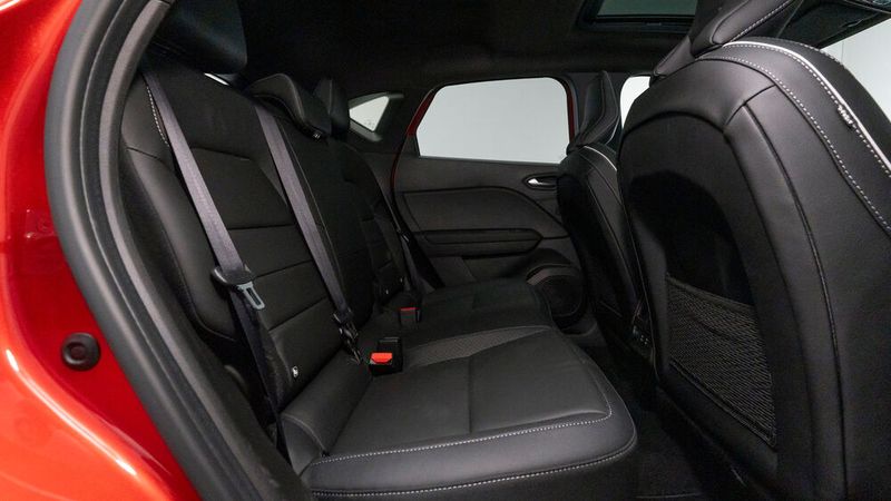 Alle Varianten verfügen weiterhin über die praktische, um 16 Zentimeter verstellbare Rückbank. (Bild: Mitsubishi)