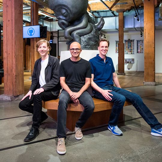 Microsoft übernimmt den Online-Dienst GitHub, die Plattform zur Verwaltung und zum Teilen von Software-Projekten, für 7,5 Milliarden US-$ in Aktienanteilen. Von links nach rechts: Chris Wanstrath, Mitbegründer und scheidender CEO von GitHub; Microsoft-Boss Satya Nadella; und Nat Friedman, Microsoft Corporate Vice President Developer Services und künftig neuer CEO von GitHub.. Microsoft übernimmt den Online-Dienst GitHub, die Plattform zur Verwaltung und zum Teilen von Software-Projekten, für 7,5 Milliarden US-$ in Aktienanteilen. Von links nach rechts: Chris Wanstrath, Mitbegründer und scheidender CEO von GitHub; Microsoft-Boss Satya Nadella; und Nat Friedman, Microsoft Corporate Vice President Developer Services und künftig neuer CEO von GitHub..