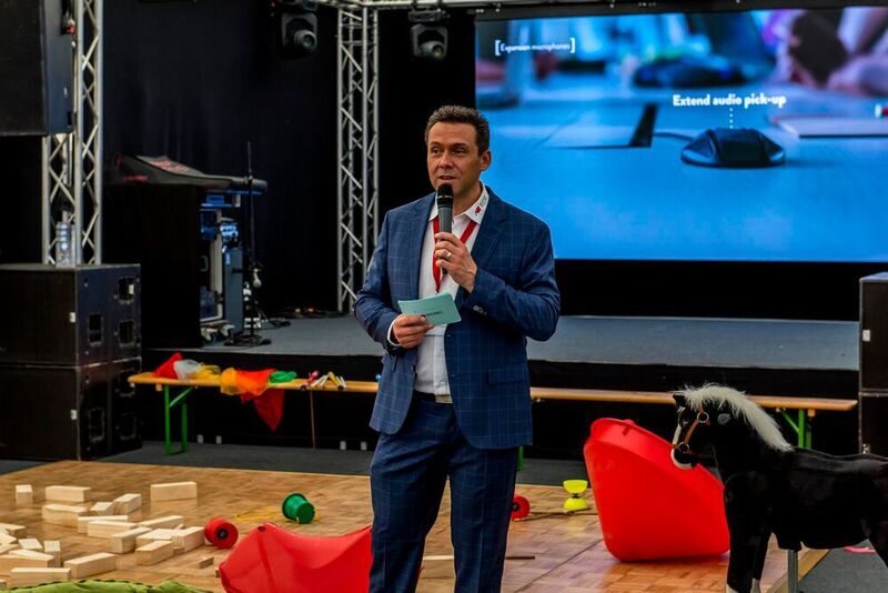 Moderator Björn Haas führt durch die Veranstaltung.   (Seidenglanz Images / MichaelTelecom)