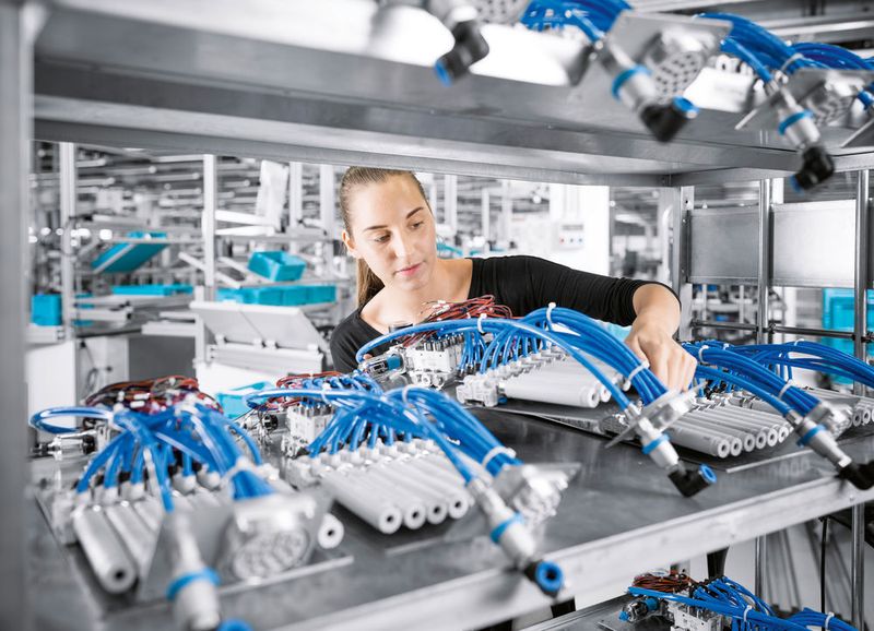 Kundenindividuelle Lösungen: Schaltschrankbau und Systemmontage in der Technologiefabrik. (Bild: Festo)