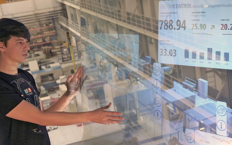 In der gläsernen Leitzentrale fließen die Daten über alle benötigten Ressourcen sowie Maschinen- und Prozessdaten auf Fabrikebene zusammen. (Bild: Ines Escherich/ Fraunhofer-IWU)