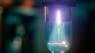 Das ist ein Licht, das Forschern vom Helmholtz-Zentrum Dresden-Rossendorf aufgegangen ist: Kaltes Plasma unter Atmosphärendruck! Es ist in der Lage, sogar die hoch stabilen PFAS zu zerlegen. Doch außer diesem Verfahren, gibt es ein weiteres, um PFAS den Garaus zu machen ... (Bild: HZDR / B. Schröder)