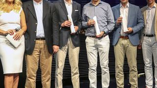 Moderatorin Barbara Schöneberger führte durch die Preisverleihung. Audi-Vertriebsvorstand Dietmar Voggenreiter (2. v.li.) und Audi-Deutschland-Vertriebschef Martin Sander (re.) gratulierten den drei Topplatzierten des Unternehmer-Awards (v.li.) Markus Ludewig, Frank Brecht (in Vertretung für Steffen Hahn) und Christian Scherer. (Audi)
