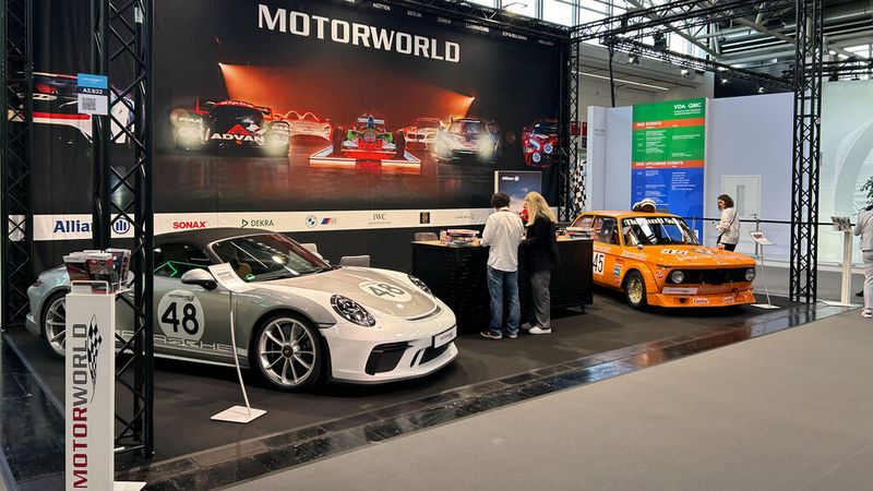 Die Münchener Motorworld ist auf der IAA vertreten und die IAA in der Motorworld. Hier der Stand des Oldtimer- und Sportwagenzentrums in Halle B3 der Messe München. (Bild: Diehl – VCG)
