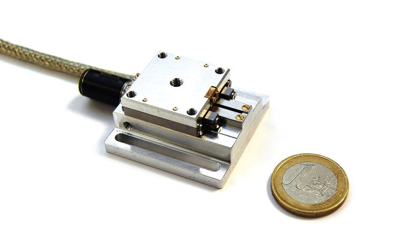 Kompakte Antriebstechnik: Linearversteller für die Prismenpositionierung mit 16 oder 32 mm Verfahrweg und einer Wegauflösung von 1,5 µm. (Bild: Faulhaber)