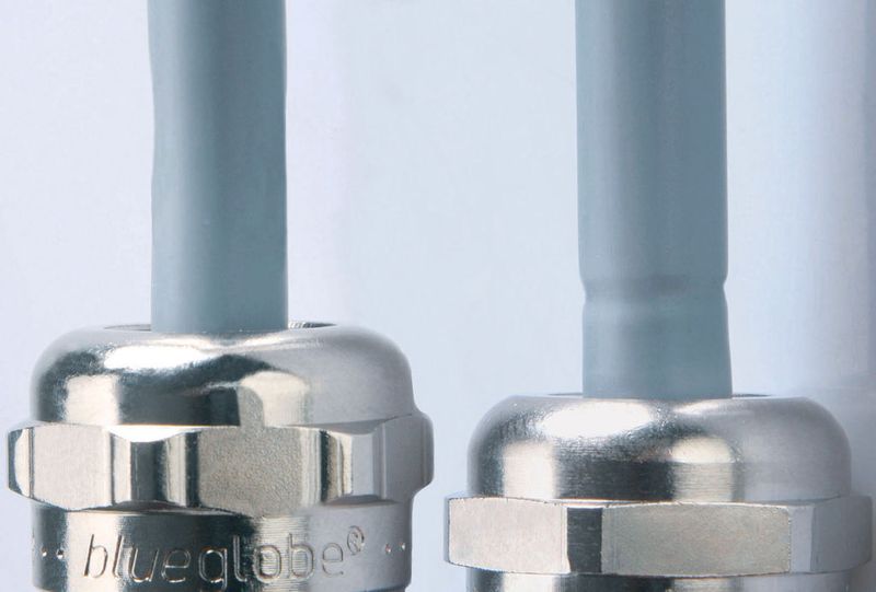 Deutlicher Unterschied: Während herkömmliche Kabelverschraubungen den Kabelmantel irreversibel einschnüren können (r.), sorgt die blueglobe (l.) auch bei IP 68  für eine schonende und dauerhaft gute Abdichtung.  (Bild: Pflitsch)