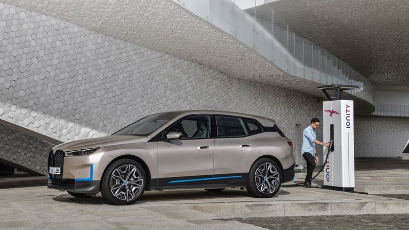 BMW gibt eine Reichweite von über 600 Kilometern an. (BMW)