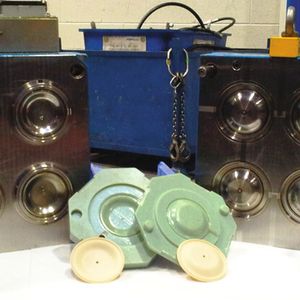 Diese funktionsfähigen Membranprototypen aus Santoprene wurden mit einem 3D-gedruckten Formwerkzeug (im Vordergrund) hergestellt. Das zuvor zur Herstellung eingesetzte CNC-Werkzeug ist im Hintergrund zu sehen.