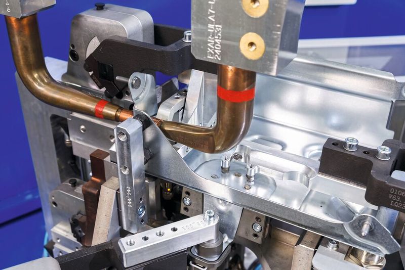 Die Schweißpunkte sind teilweise schwer zugänglich, aber die Programmierer haben ganze Arbeit geleistet. (Bild: Yaskawa Europe)