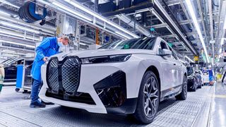 BMW-Beschäftigte fertigen den iX im Werk Dingolfing. Das Modell ist laut des Autobauers „auf Monate" ausverkauft.  (BMW)