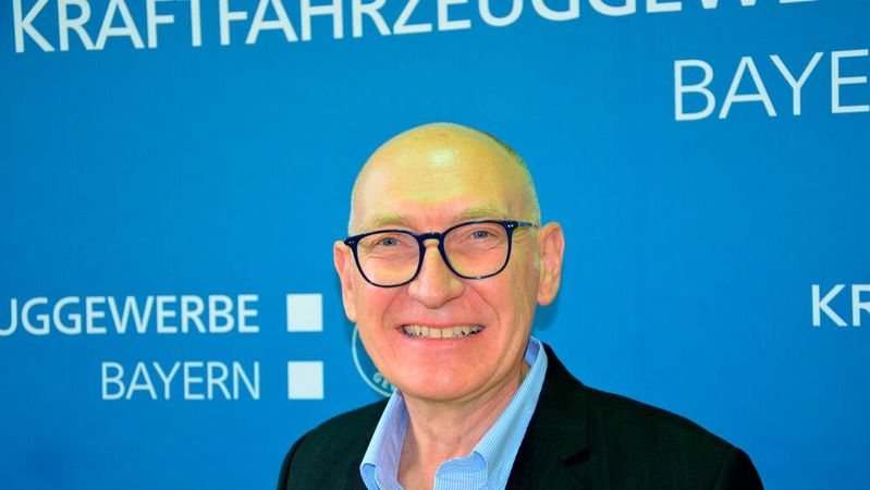 Günter Friedl, Präsident des Kfz-Gewerbes Bayern, fordert die neue Bundesregierung auf, zügig für Rahmenbedingungen zu sorgen, die mittelständische Betriebe sowie Autofahrer entlasten. Dabei geht es um überbordene Bürokratie und steigende Kosten.(Bild:  Kfz-Gewerbe Bayern)