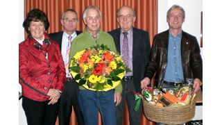 Dieter Tebbe (Mitte), technischer Betriebsleiter des Grevener Silo- und Tanklogistik-Spezialisten Greiwing, ist in den Ruhestand getreten.  (Bild: Greiwing)