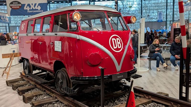 Besonderes Schmankerl auf dem Stand von Volkswagen Classic: Dieser T1 für die Schiene, Bahnbezeichnung Klv 20 Draisine, wurde 1955 für die DB gebaut. Er verfügt über eine Hebevorrichtung und kann damit auf der Stelle drehen. (Bild: © Dominsky – VCG)