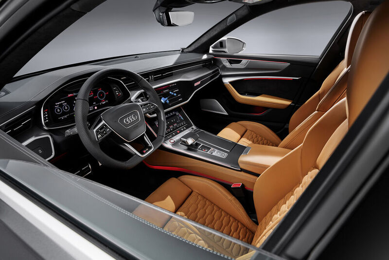 Der Innenraum des RS6 bietet feinstes Leder/Alcantara, Sportsitze, abgeflachtes und vollperforiertes Lederlenkrad, Kontrastnähte sowie Einlagen in Karbon, Aluminium oder Holz. (Audi)