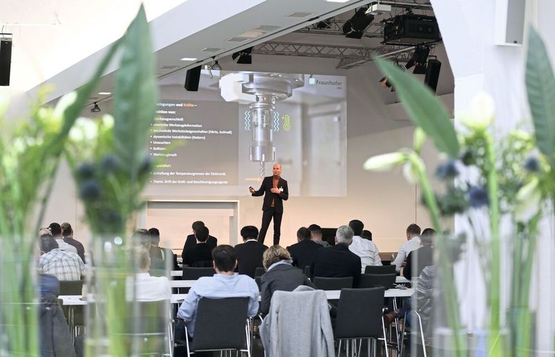 Hendrik Rentzsch, Abteilungsleiter Forschungsbereich Werkzeugmaschinentechnik am Fraunhofer-IWU, über Prozessüberwachung direkt an der Wirkstelle. (Bild: Oxana Gruber Photography)