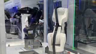 Der Roboterarm in Aktion: Die moderne KI-Technologie ermöglicht ein präzises Bin-Picking in der Produktion. Das Besondere: Im Gegensatz zu herkömmlichen Lösungen erfolgen die Roboterbewegungen intelligent, gesteuert durch eine KI-Software, die Kamerabilder analysiert. (Bild: PR-COM)
