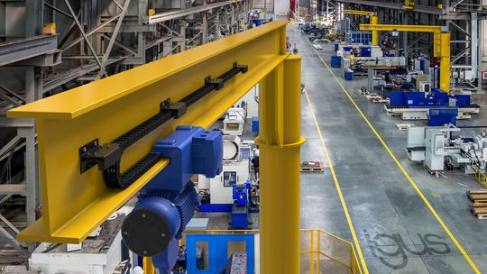 Bei dem Schwarzen hier im gelb lackierten Doppel-T-Kranträger handelt es sich um eine laut Igus einzigartige Energiekette namens Guidelok Swing. Sie verhindert nämlich die typischen Probleme von herunterhängenden Leitungen, die dabei Schaden nehmen könnten. Und so geht das ... Bei dem Schwarzen hier im gelb lackierten Doppel-T-Kranträger handelt es sich um eine laut Igus einzigartige Energiekette namens Guidelok Swing. Sie verhindert nämlich die typischen Probleme von herunterhängenden Leitungen, die dabei Schaden nehmen könnten. Und so geht das ...