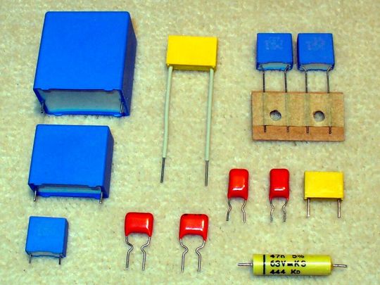 This image shows a group of film capacitors.  (Source:  Wiki-Folkos-P1090317-1 /Elcap, Jens Both / CC BY-SA 3.0)