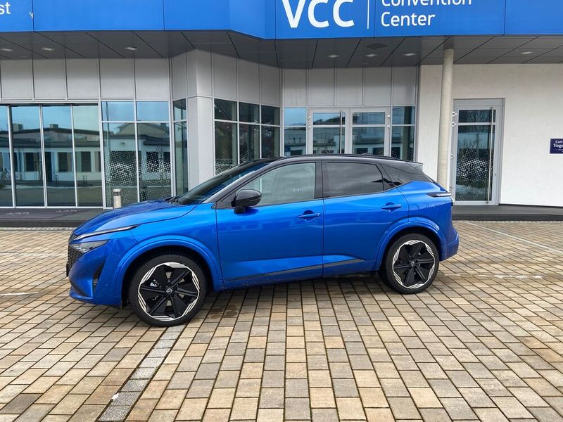 Das Außendesign des aufgefrischten Nissan Qashqai ist dank des der schlanken Scheinwerfer schnittig. Er stellt eher einen Crossover dar als ein echtes SUV, was sich auch am Platzangebot im Innenraum bemerkbar macht. (Bild: Kuhn – VCG)