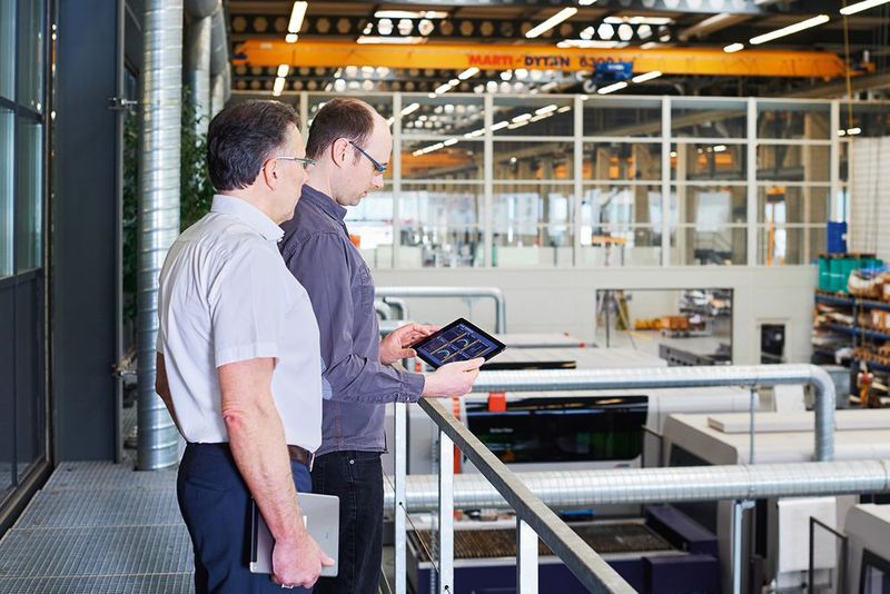 Jeder einzelne Fertigungsschritt der Produktion lässt sich mit dem ByCockpit messen und visualisieren. Die App liefert Kennzahlen zu allen integrierten Bystronic-­Schneid- und Biegemaschinen. (Bild: Manuel Stettler)