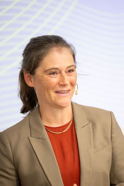 Prof. Dr. Nikola Pascher, Leiterin Institut für Data Science an der ZHAW School of Engeneering in ihrem Referat «Mehr aus Daten machen: Wie KI neue Potentiale in Maschinen , Prozessen und Services erschliesst.» (Bild: Thomas Entzeroth)