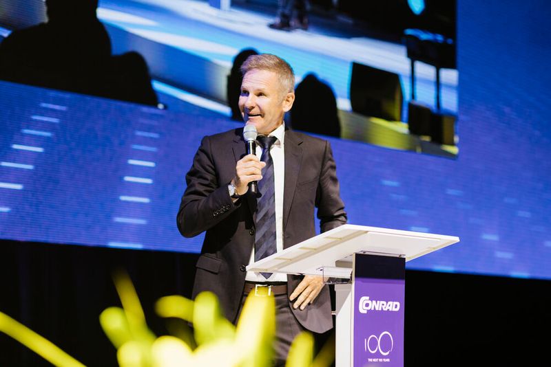 „Auch nach 100 Jahren fühlt sich Conrad taufrisch an. Sind wir vielleicht ein Startup? Definitiv nein! Können wir als Re-Startup durchgehen? Ich finde ja”, so der Gastgeber Dr. Werner Conrad zum Publikum. Warum Re-Startup? „Weil sich Conrad in seiner 100-jährigen Geschichte immer wieder neu erfunden hat“, erklärte Conrad seine Bemerkung. (Bild: M. Kofler)