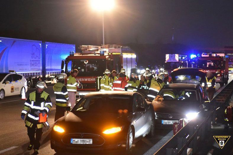 Anfang der Woche rettete Tesla-Besitzer Manfred Kick einem bewusstlosen VW-Fahrer auf der A9 bei Garching das Leben. (Feuerwehr München)