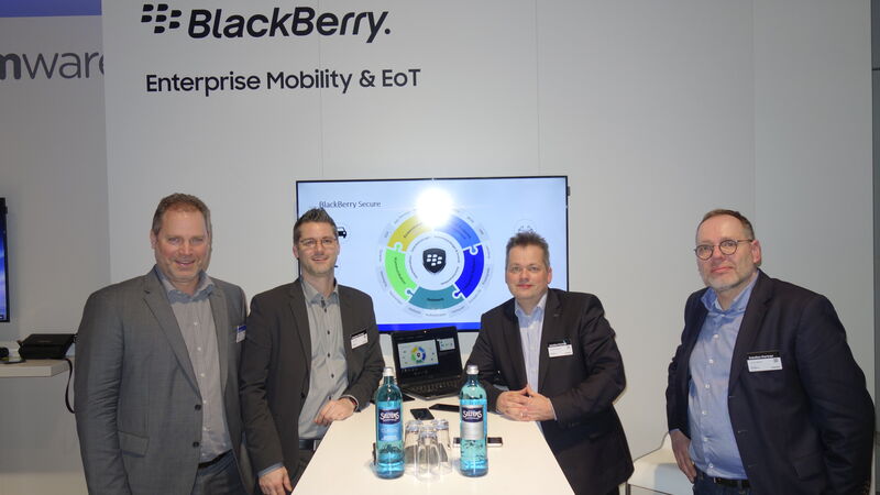(v. l.) Andreas Foelkel, Samsung, mit Simon Bilek und Christian Buschfort, BlackBerry, und Carsten Michel, Secusmart. (Bild: IT-BUSINESS)