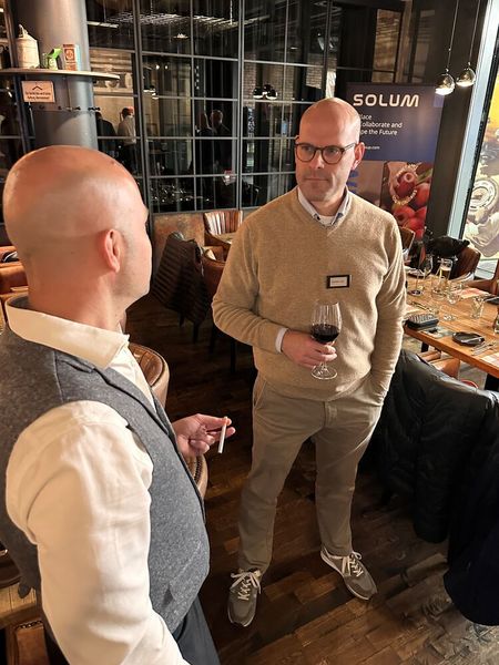 Benedikt Laier (The Cloud Networks) genießt lieber einen Wein und lässt den anderen den Vortritt. (Bild: Vogel IT-Medien)