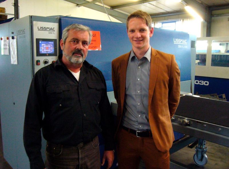 Von links: Egon Ballweg und Lissmac-Marketingleiter Sebastian Häfele bei der Inaugenscheinnahme der erfolgreich installierten Systeme. (Bild: Lissmac)