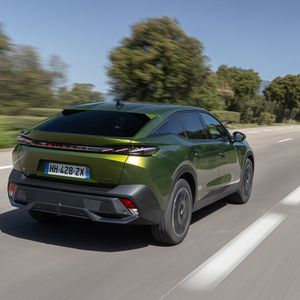 Der 408 setzt weiter auf ein eigenständiges, charakteristisches Erscheinungsbild. (Bild: Peugeot via Autoren-Union Mobilität)