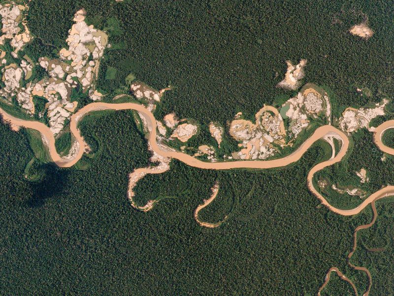 Peru illegale Goldmine – Im peruanischen Amazonas-Regenwald wuchs die Goldmine „La Pampa“ stark ...   (Bild: Planet Labs Inc. )
