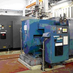 Der 35 Jahre alte Kompressor (vorn im Bild) tut immer noch ordentlich Dienst. Demnächst steht bei über 178 000 Betriebsstunden wieder eine Schmierung an. 