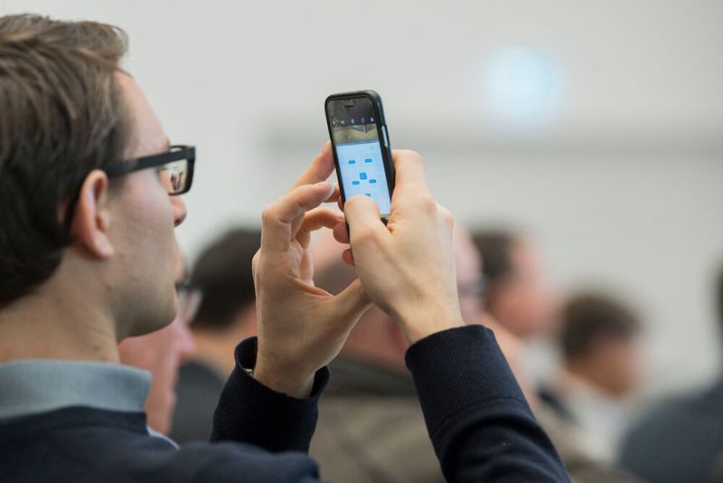 Dialog trifft Digital: Die Besucher halten die interssantesten Informationen der Referenten digital fest. (Thomas Entzeroth)