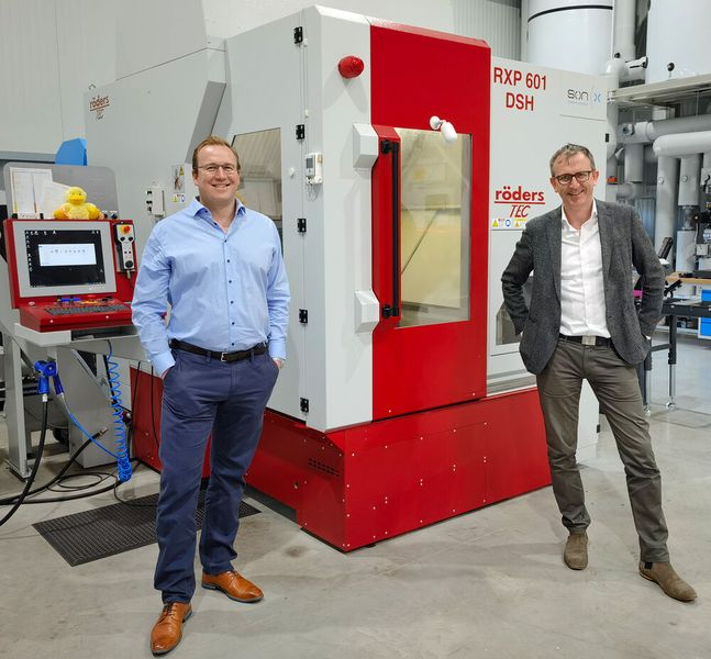 Besitzerstolz: Die beiden Geschäftsführer Dr.-Ing. Benjamin Bulla (li.) und Dr.-Ing. Olaf Dambon.  (Bild: Klaus Vollrath)