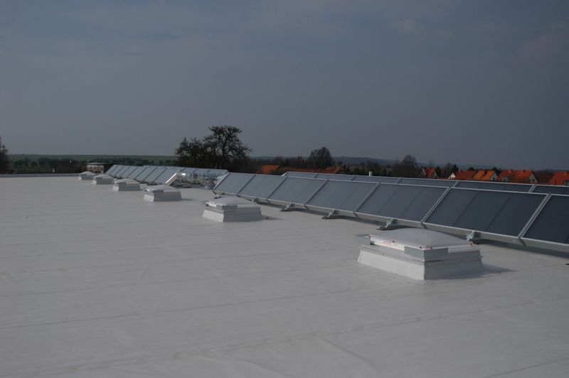 80 m² Solarkollektoren verleihen der Hallenheizung im Idealfall weitere 50 kW Heizleistung. (Bild: LK Metallwaren)