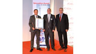 Olaf Schulz, Spectro, mit Marc Platthaus, Chefredakteur LABORPRAXIS und Publisher Gerd Kielburger (v.l.) anlässlich der Innovation-Award-Übergabe am 19. Juni in Frankfurt. (Bild: LABORPRAXIS)