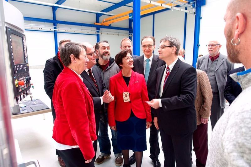Bundesministerin Barbara Hendricks (links) im Gespräch mit Elvira Drobinski-Weiß, Mitglied des Deutschen Bundestages (Mitte), und Andreas Petzold, Inhaber Mewatec (rechts). (BMUB/Inga Wagner)